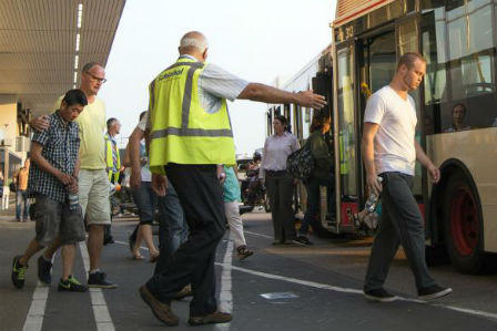 Người thân các nạn nhân trong chuyến bay MH17 đổ về sân bay đợi chờ trong vô vọng